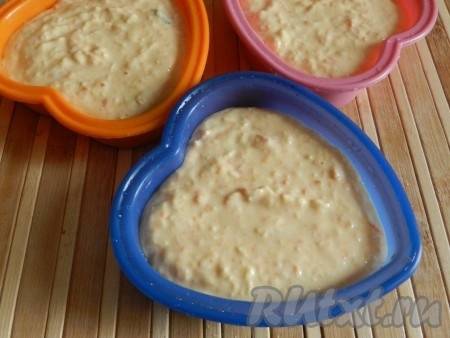 Разложить тесто для творожной запеканки с тыквой и яблоком по формам для запекания.
