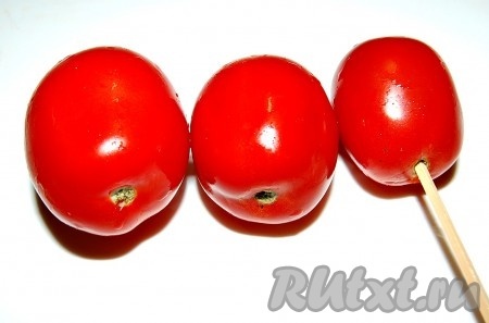 Каждую помидорку проколоть у основания плодоножки зубочисткой или тонкой деревянной палочкой, чтобы помидоры не потрескались от горячей воды.