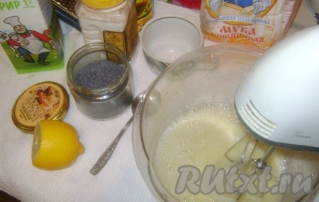 Подготовить все ингредиенты, яйца соединить с сахаром и солью. Количество сахара можно увеличить или уменьшить, зависит от вашего вкуса. Взбить миксером или венчиком несильно.
