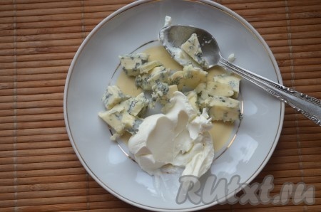 Сливочный и голубой сыр тщательно растереть вместе, посолить.