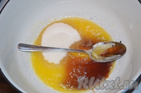 Сливочное масло растопить, добавить к нему мед и сахар, перемешать.