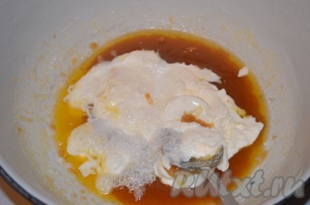 Соду погасить уксусом или лимонным соком, добавить со сметаной в миску. 