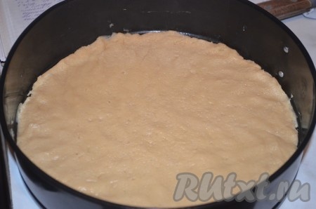 Распределить тесто по форме (24-26 см) тонким слоем, проколоть вилкой, выпекать основу пирога 15 минут при 180 градусах.