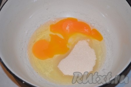 Яйца взбить с сахаром и ванилином.