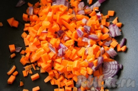 Морковь и лук очистить, мелко нарезать. Я использовала сладкий красный лук, но можно добавить и обычный. При желании, можно натереть морковь на крупной тёрке.
