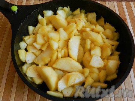 В сковороде разогреть сливочное масло, выложить все яблоки, посыпать сахаром и тушить на среднем огне 5-10 минут до мягкости яблок.