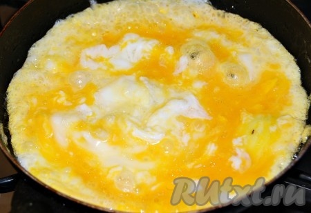 Для приготовления 3-ей начинки разогреть растительное масло на маленькой сковородке, вылить яйцо и приготовить из него тонкий омлет. 