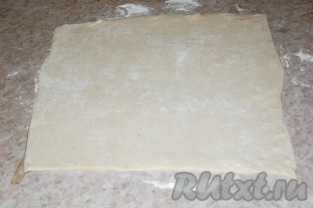 Разморозить готовое слоеное тесто. Раскатать в пласт квадратной формы.