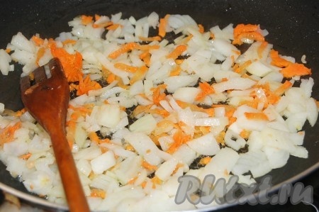 Сначала нужно приготовить начинку.  Для этого нужно нарезать репчатый лук мелкими кусочками и морковь натереть на крупной терке, обжарить все вместе до полуготовности на оливковом масле.
