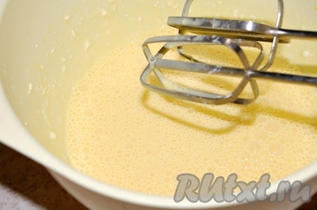 Для приготовления теста  смешать яйца, сметану, сахар до однородного состояния и взбить миксером.