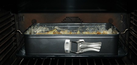 Отправить форму с капустным пирогом в заранее нагретую до 180 градусов духовку на 35-40 минут.