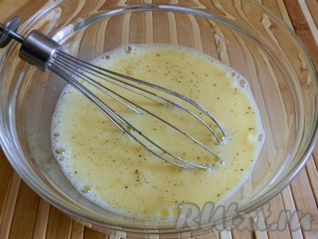 Яйца размешать с молоком, добавить соль и перец по вкусу.