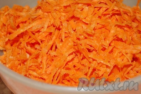 Пока капуста остывает, натереть морковь на крупной терке.