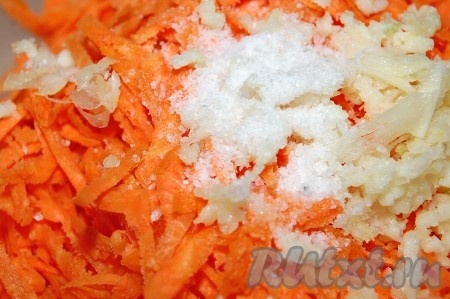 Добавить к моркови соль и чеснок, измельченный с помощью чеснокодавилки.