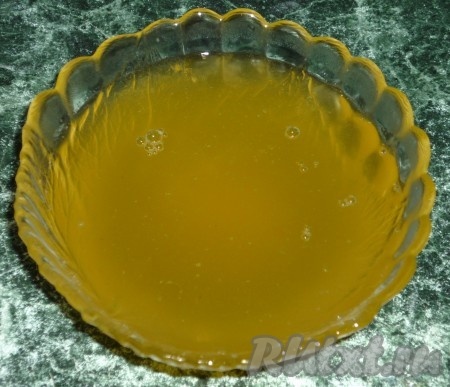 Еще необходимый этап приготовления пахлавы - это поливание пахлавы горячим медовым сиропом. Сироп готовится просто - смешаем мед с горячей водой.