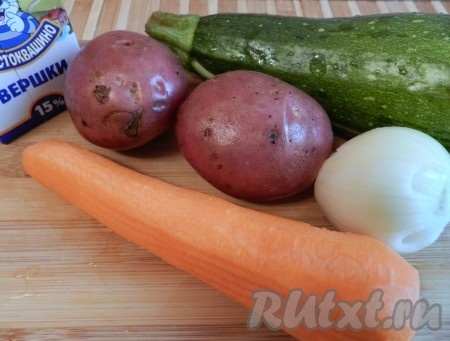 Ингредиенты для приготовления супа-пюре из кабачка, моркови и лука