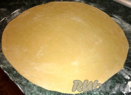 Через 30 минут достать тесто, раскатать из него пласт толщиной 0,5-1 см.