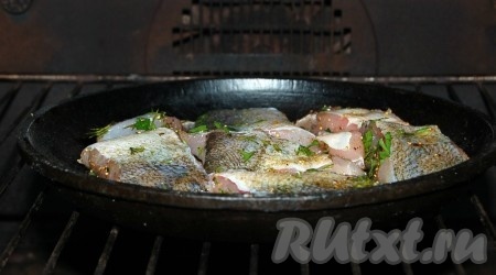 Отправить сковородку с рыбой в заранее нагретую до 200 градусов духовку на 25 минут.