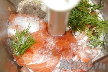 Положить в блендер кусочки свежего лосося, сливки, белок яичный, соль, перец и укроп.