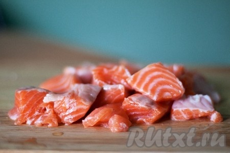 Филе лосося нарезать крупными кубиками (примерно того же размера, что и картофель) и добавить к овощам. Варить суп еще несколько минут.