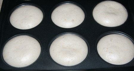 Подсушивать пастилу из яблок и яичных белков в духовке в течение 3 часов. Затем достать из духовки, дать остыть и вынуть из формочек.
