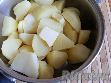 Очищенный картофель отварить до готовности в подсоленной воде. Воду полностью слить, добавить сливочное масло.