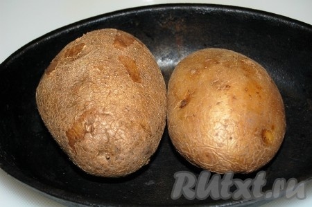 Когда картофель будет готов, вытащить его из духовки, вынуть из фольги, слегка остудить.