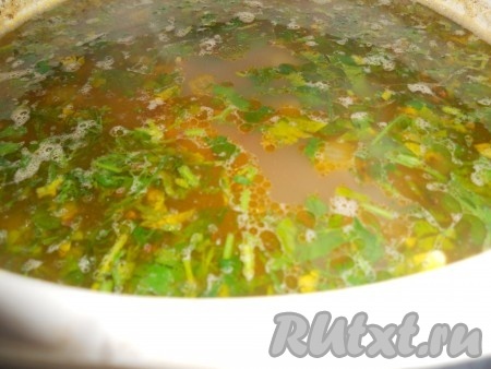 Когда все будет готово, снять  гречневый суп с лисичками с огня и  добавить мелко порезанный чеснок, зелень.
