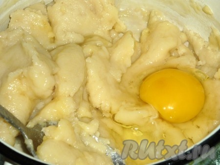 Немного охладив тесто, по одному вбить в него яйца, старательно растирая массу ложкой.