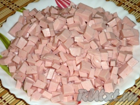 Колбасу нарезать кубиками.