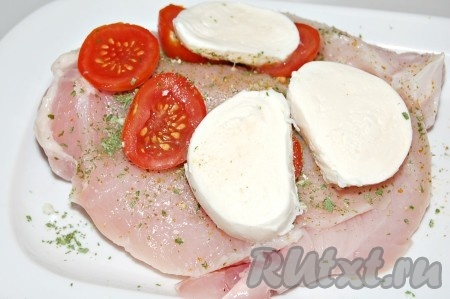 На помидорки выложить кусочки нарезанного сыра "Моцарелла".
