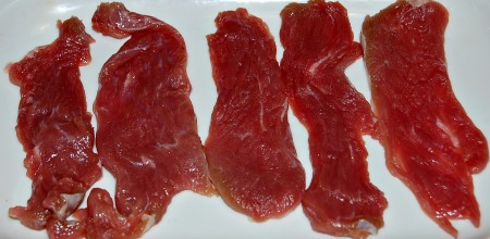 Мясо барашка нарезать тонкими ломтиками.