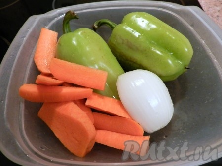Лук, болгарские перцы и морковь вымыть. 1 луковицу и морковь очистить.
