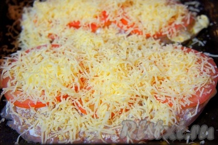 При желании, помидоры смазать майонезом (можно и не смазывать), добавить тёртый сыр.