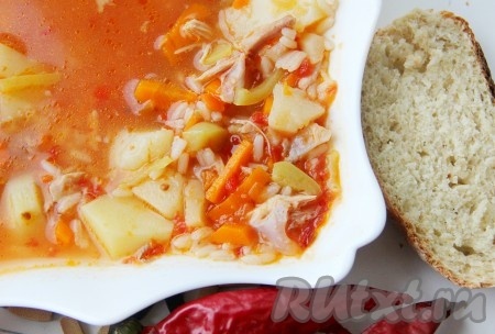 Острый томатный суп с курицей и рисом