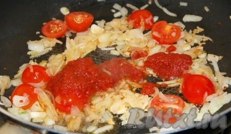 Когда лук с чесноком станут мягкими, добавить на сковороду томатную пасту и нарезанные помидоры, посолить и поперчить, перемешать и обжаривать, помешивая, 2-3 минуты.