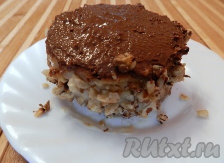 Верхнюю часть бисквитно-кремовых пирожных смазать шоколадной глазурью, а бока покрыть мелко порубленными грецкими орехами, поставить на 2-3 часа пропитаться в холодильник.
