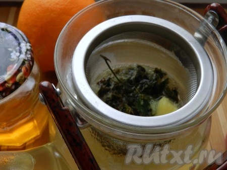 В заварочный чайник всыпать зеленый чай, добавить мяту и имбирь, заварить.
