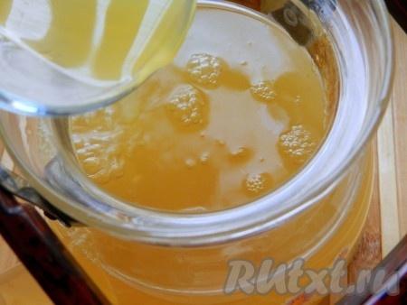 Из половины апельсина выдавить сок, влить в чай. Дать чаю с имбирем настояться 10 минут и можно пить.