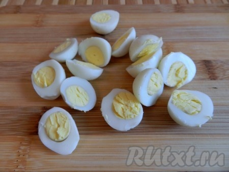 Отварные перепелиные яйца очистить и разрезать пополам.