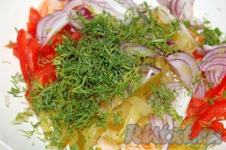 Добавить в зимний салат мелко нарезанный укроп, растительное масло.

