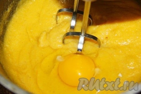 Дать кукурузной массе остыть, далее взбить её миксером. Затем начать добавлять по одному яйцу, каждый раз тщательно взбивая. Когда все яйца будут использованы, добавить разрыхлитель.
