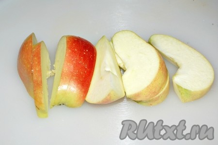 Нарезать яблоки на дольки.