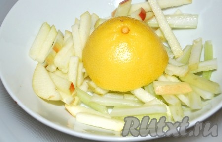 Соединить в миске сельдерей с яблоком и выжать лимонный сок.
