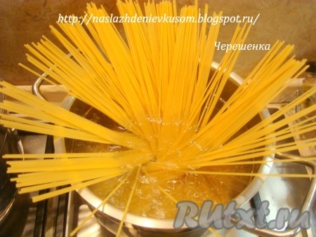 Спагетти отварить в большом количестве воды с добавлением 1 ложки оливкового масла и соли до состояния аль-денте.