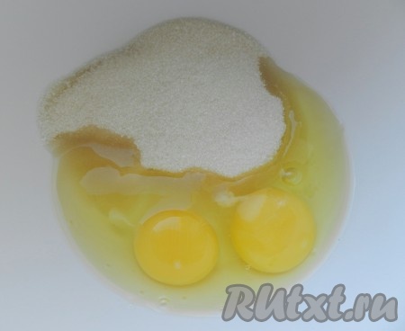 Яйца взбить с сахаром и солью.