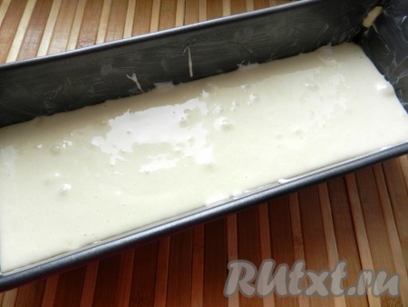Сверху вылить тесто и поставить форму в духовку при температуре 180 градусов на 25-30 минут. Затем бисквитный пирог немного остудить и перевернуть, чтобы консервированные ананасы оказались на верху.
