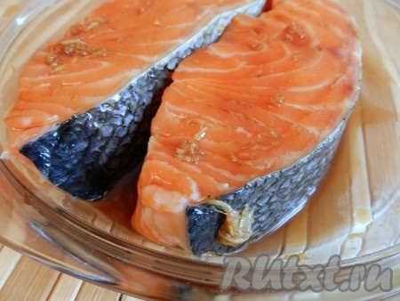 Смазать кусочки лосося со всех сторон маринадом из имбиря и соевого соуса, оставить на 20-25 минут.
