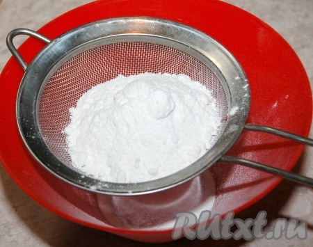 Пока печенье "Снежинки" остывает, приготовить сахарную глазурь. Для этого в мисочку просеять сахарную пудру. Просеивать обязательно, чтобы не было комочков.
