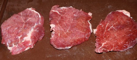Мясо нарезать на кусочки и можно слегка отбить (чуть-чуть).
